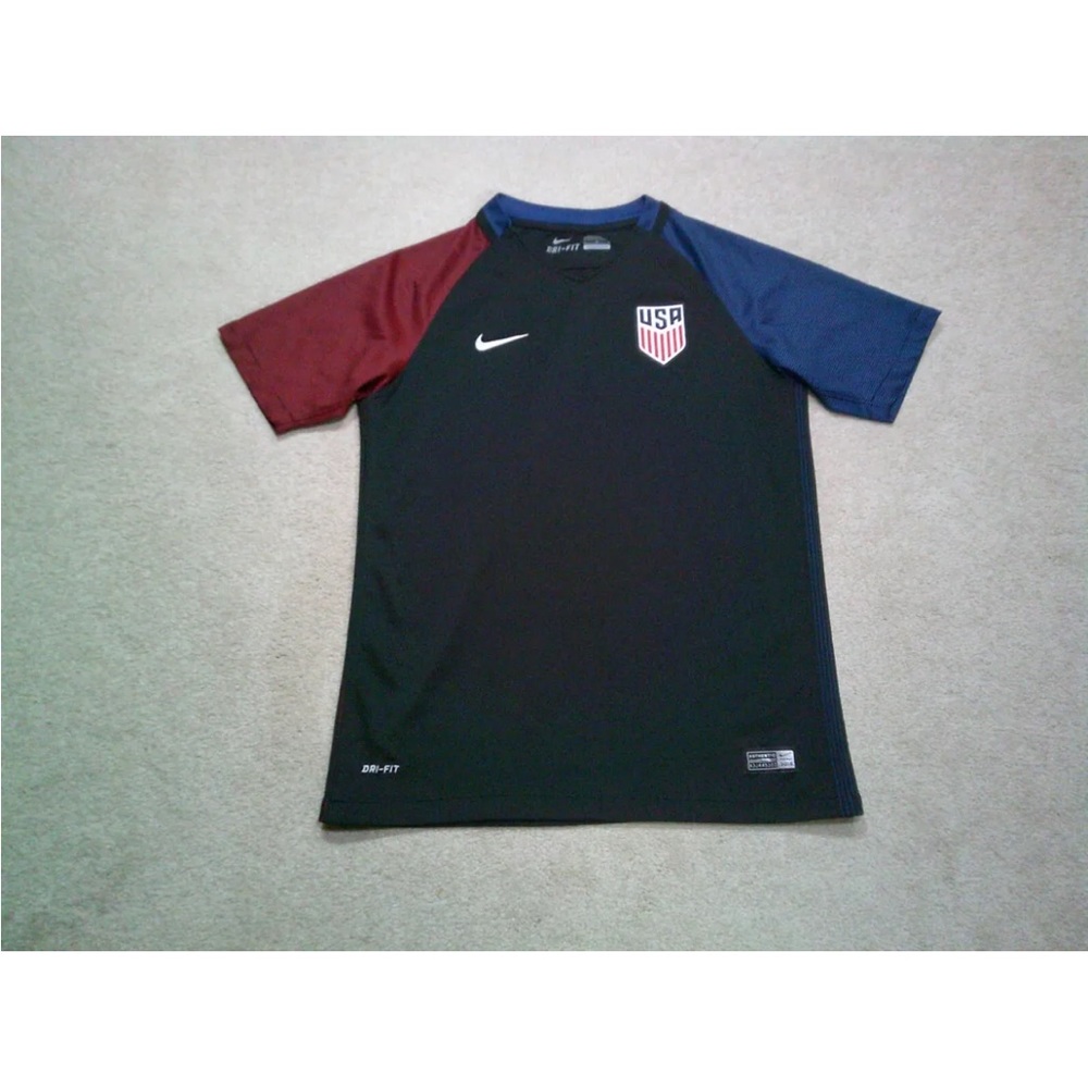 Youth L USA soccer jersey.